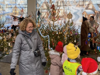 Mieszkańcy tworzą świąteczną atmosferę. Ponad 40 choinek na molo w Sopocie