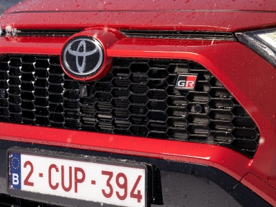 To nie samochody elektryczne zagrażają pieszym. To samochód, który stoi pod twoim blokiem