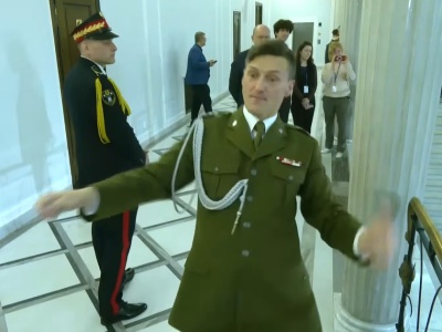 Wideo hitem w sieci. Wojskowy skradł show w Sejmie