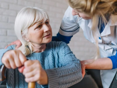 Opieka długoterminowa potrzebna, ale nie w tym trybie. Lekarze zgłaszają zastrzeżenia
