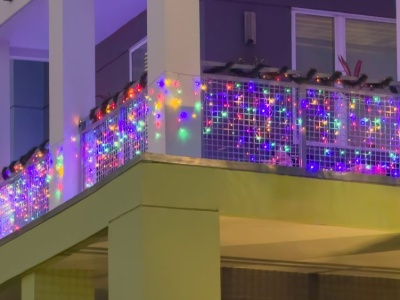 Za lampki na balkonie też można dostać mandat. Nie każdy sąsiad to lubi