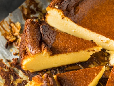 Nigdy nie opada i nie pęka. Przepis na gotowany sernik od Ewy Wachowicz