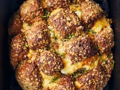 Chleb sodowy z serem i rozmarynem. Wypiek z airfryera lepszy niż z piekarni