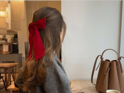 Zimowa fryzura bez wysiłku. Brontë Waves wyglądają dobrze nawet po czapce