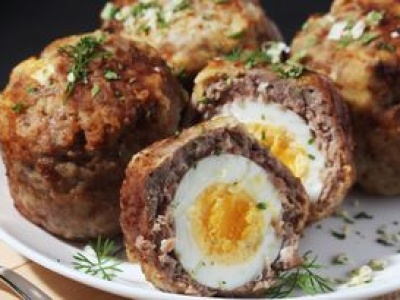 Ewa Wachowicz oblepia jajka mięsem i wrzuca na patelnię. Sto razy lepsze niż kotlety mielone