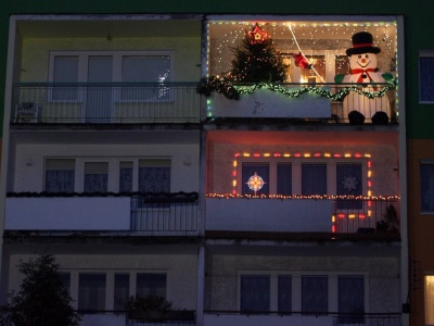 Mandat za lampki świąteczne na balkonie? W nocy warto uważać