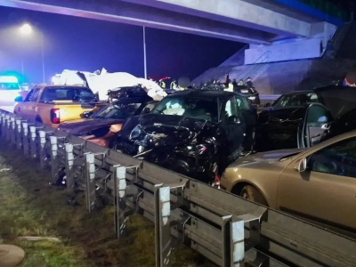 Karambol z udziałem 26 samochodów. Jest wielu rannych