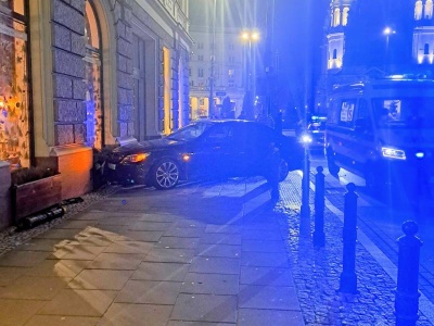 Rosjanin driftował i przygwoździł pieszego do ściany. Policja dała tylko mandat