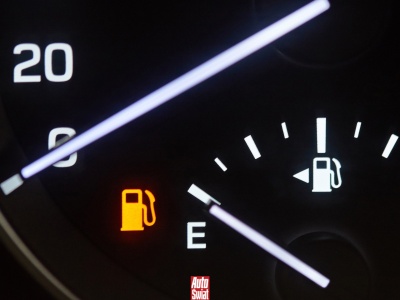 Ile kilometrów zasięgu zostaje po zapaleniu się rezerwy? Lepiej nie zwlekać, bo czasem bardzo mało