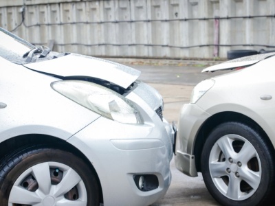 Stłuczka na parkingu pod marketem. Kto tu ma pierwszeństwo?