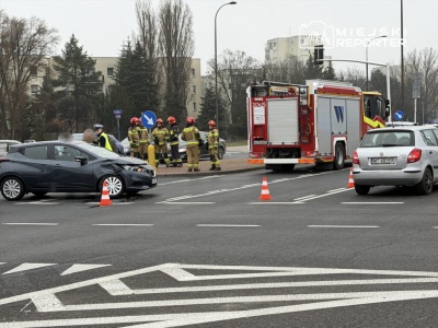 Uważała, że autobus miejski pojedzie pod prąd więc w niego wjechała. Pasażer komunikacji miejskiej w szpitalu