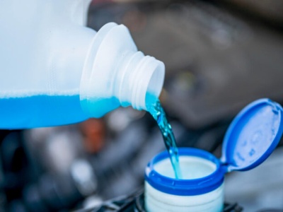 Nie każdy „zimowy” płyn jest zimowy. Sprawdź, co naprawdę wlewasz do spryskiwaczy!