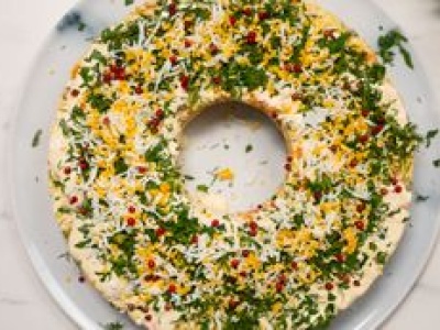 Sałatka jarzynowa podana w ten sposób wygląda jak dzieło sztuki. Trudno oderwać wzrok