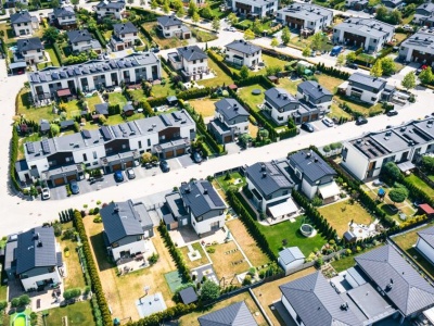 Mieszkanie w centrum miasta czy większa szeregówka na obrzeżach?