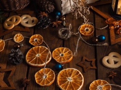 Jak zrobić ozdoby świąteczne? Pomysły na ekologiczną choinkę