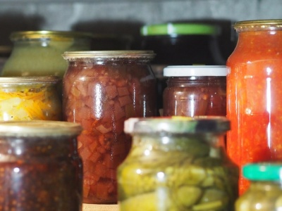 Brudne słoiki wyrzucaj w ten sposób. Pracownicy sortowni apelują