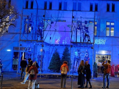 W Gdańsku stanęła artystyczna szopka… ze złomu. „Pokraczne i niepiękne, jak dzisiejszy świat”