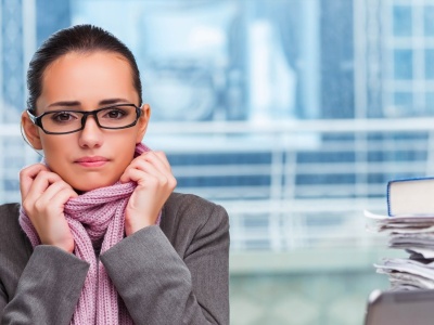 Przy biurku lub na hali marzną ręce? Pracodawca ma reagować