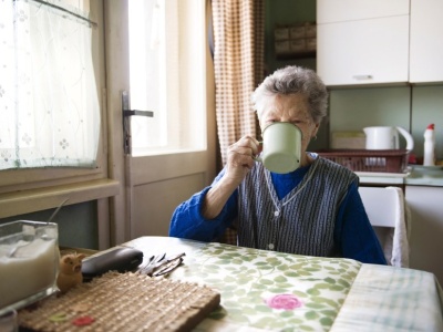 Wzmacnia serce i wydłuża życie. Seniorzy powinni pić codziennie