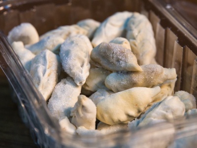 Mrożone pierogi rozpadają się podczas gotowania? To przez jeden błąd zamieniają się w breję