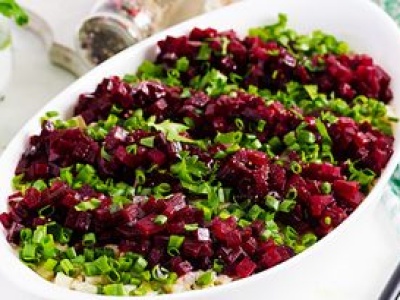 Do sałatki śledziowej dodaję jeden owoc. Jest nieziemsko smaczna