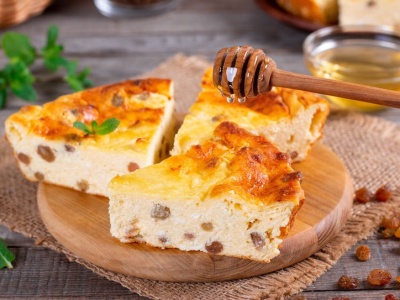 ​Rodzynki nie muszą tonąć w cieście. Wystarczy, że przed pieczeniem zrobisz to