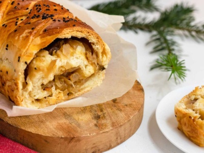 Danie, które ratuje świąteczny stół. Kulebiak z bigosem i kiełbasą