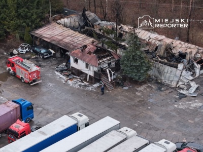 Nocny pożar hali w Wesołej. Dach się zawalił, budynek spłonął doszczętnie. W akcji 23 zastępy straży pożarnej