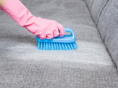 Kanapa będzie jak nowa i to bez mycia. Wystarczy sięgnąć po tani produkt z kuchennej szafki