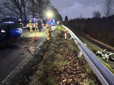 Tragiczny wypadek w Darżkowie. „Siła uderzenia była tak duża, że golf wypadł z jezdni na ścieżkę rowerową i dachował”
