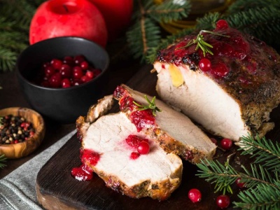 Szynka „po królewsku”, że aż błyszczy. Do tego poleca się sos żurawinowy