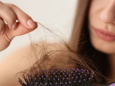 Myślisz, że włosy wypadają tylko przez stres? Wyniki tych badań cię zaskoczą