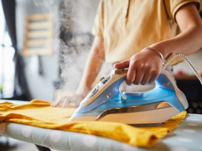 Nie czyścisz regularnie żelazka? Prawdopodobnie w środku aż roi się od kamienia