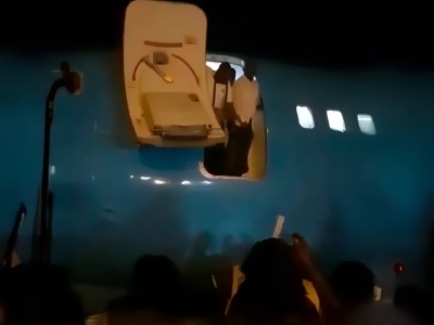 Obsługa nie podstawiła schodów do samolotu. Pasażerowie musieli skakać z Boeinga na płytę lotniska