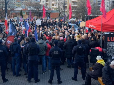 Dwie grupy protestujących i kordon policji przed szpitalem na gdańskiej Zaspie