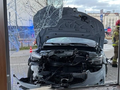 ​Samochód wjechał w witrynę restauracji w Gdyni. Są poszkodowani