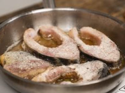 Chrupiąca panierka i soczyste wnętrze. Oto co zrobić, aby wigilijny karp zachwycił całą rodzinę