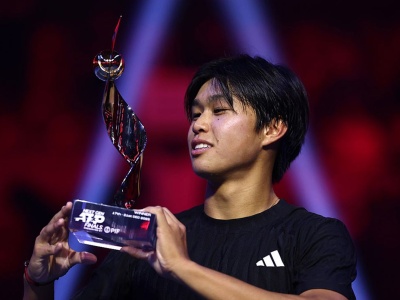 Był o seta od odpadnięcia w fazie grupowej. Skończył turniej zdobyciem tytułu