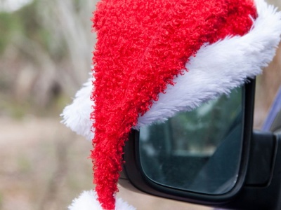 Dekoracje świąteczne na samochodzie. Zanim je wyciągniesz, dowiedz się co za to grozi