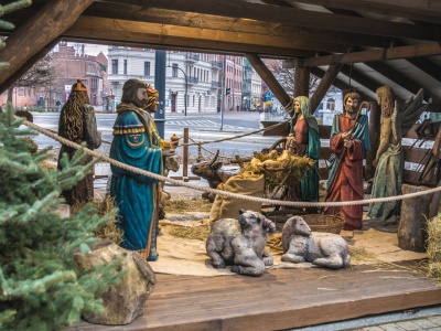 Słynni artyści składają hołd małemu Jezusowi. Szopka przed Urzędem Marszałkowskim