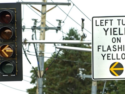 Żółta strzałka na sygnalizatorach ułatwia jazdę. Co oznacza?
