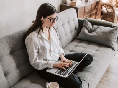 Praktycznie nikt o tym nie wie. Za to szef może wręczyć dyscyplinarkę zdalnym pracownikom