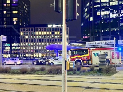 Zderzenie dwóch pociągów na stacji w Warszawie. Są ranni. Na miejscu działają służby ratunkowe