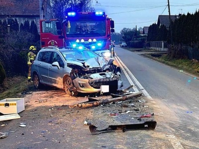 Zbrosławice: 45-latka wjechała osobówką w tył ciężarówki