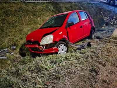 Koło Lublina toyota wpadła do rowu. Kierowca oddalił się z miejsca zdarzenia