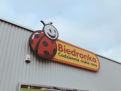 Biedronka zapowiada podwyżki. Tyle będzie można zarobić w popularnej sieci sklepów