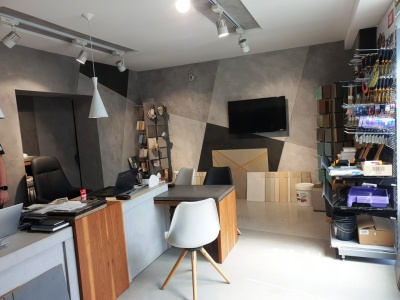 Jakie kolory mikrocementu najlepiej sprawdzają się na ścianach sklepów i showroomów?