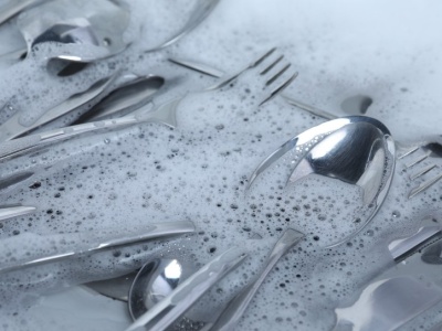 Sztućce będą błyszczeć jak nowe na wigilijnym stole. To przywróci im blask w kilka minut