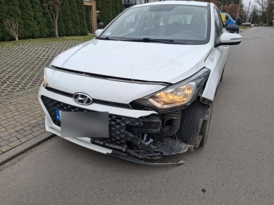 Nie zauważył znaku przed skrzyżowaniem. Wskazywał on zasady przejazdu