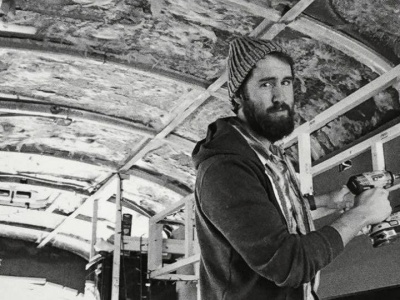 Mężczyzna zbudował niesamowity domek za 10 000 zł